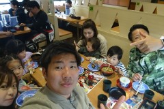 部長家族と中嶋家で寿司😄